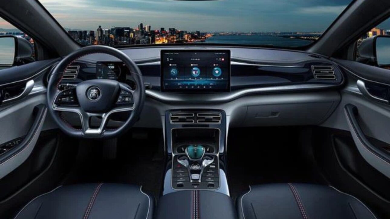 BYD Qin Plus llega al Brasil registrado no INPI, sedán híbrido con hasta 2.100 km de autonomía y motor eléctrico de 217 cv.