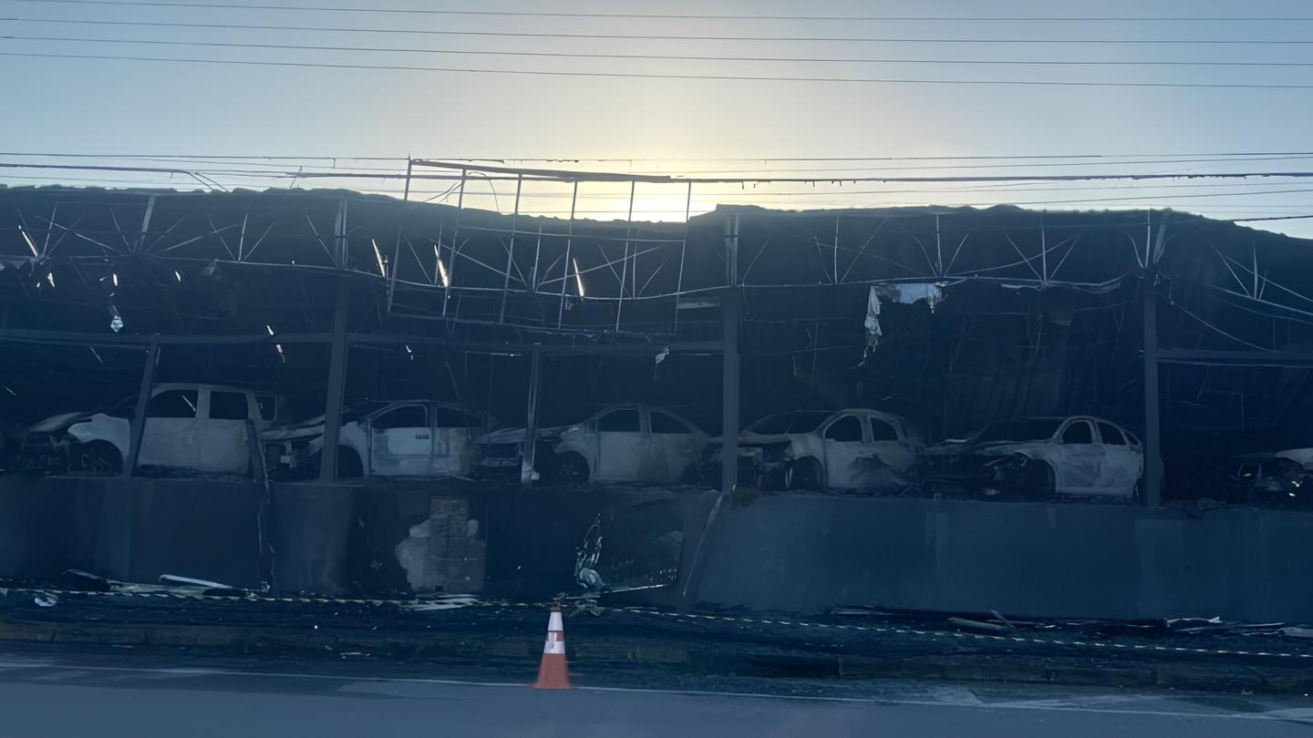 Cliente destrói 54 carros em ato de vingança contra concessionária que negou garantia; prejuízo ultrapassa R$ 5 milhões em Joinville (SC).