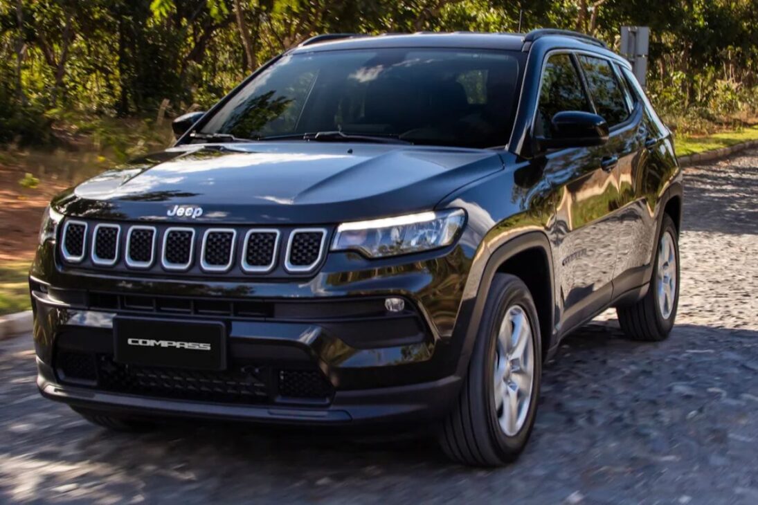 Jeep Compass 2026 BlackHawk cai R$ 16.500 e custa R$ 282.490, 272 cv, 0–100 em 6,3 s mas segue sem câmera 360