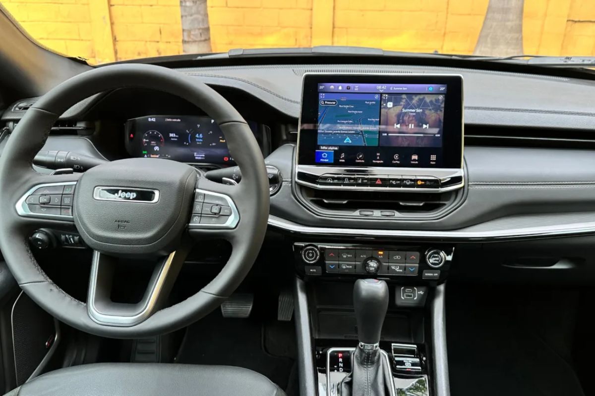 Jeep Compass 2026 BlackHawk cai R$ 16.500 e custa R$ 282.490, mas segue sem câmera 360