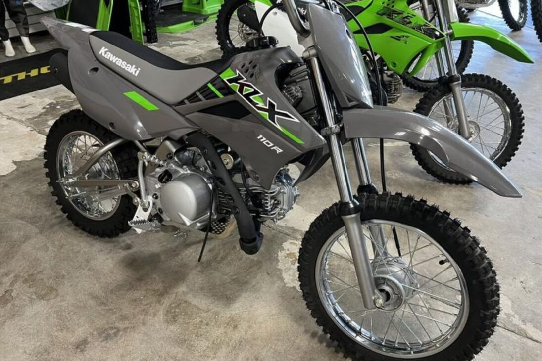 Kawasaki tiene línea 2025 en Brasil con cuatro modelos hasta R$ 35 mil: KLX110R para principiantes, Ninja 300 deportiva de 39 cv, Versys-X 300 aventurera con ABS y Z500 naked con motor 451 cc y conectividad digital