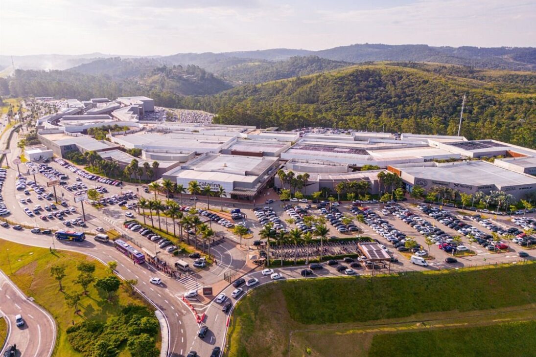 Maior outlet do Brasil reúne marcas de luxo, de Gucci a Dolce & Gabbana, com descontos que fazem multidões lotarem São Roque todo fim de semana