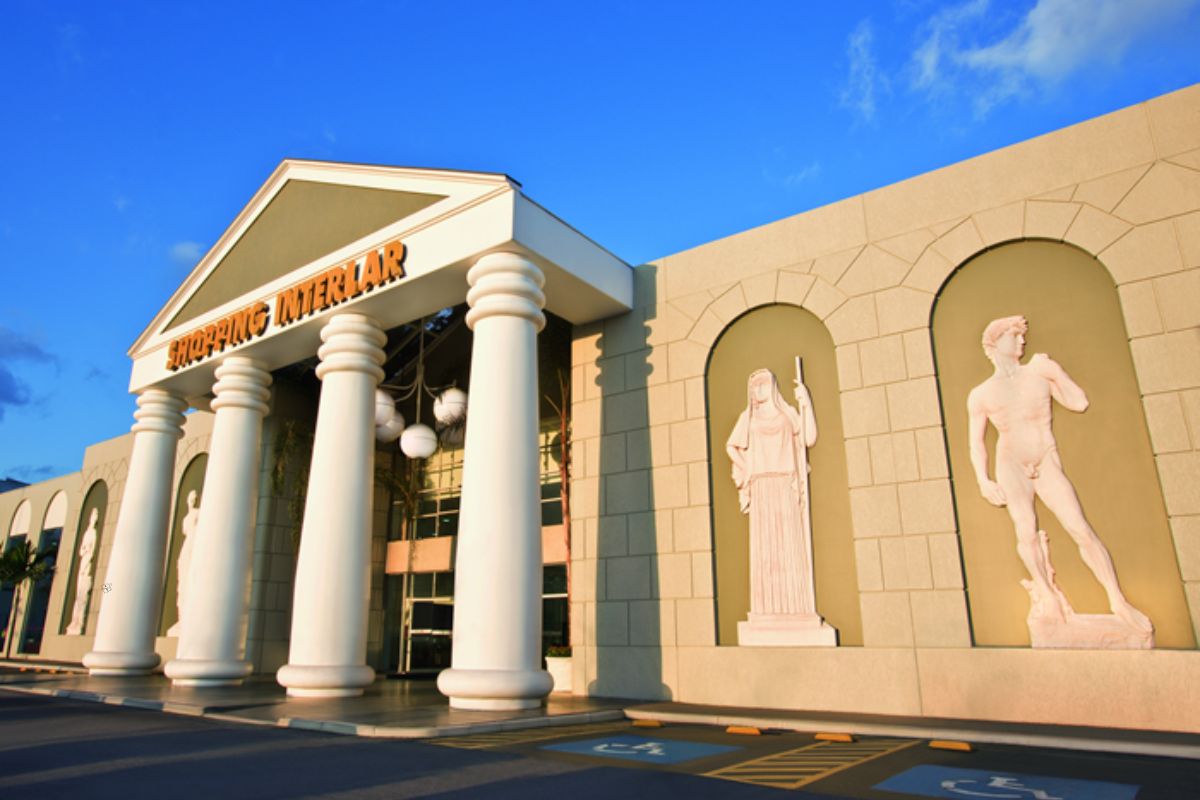 Shopping Aricanduva, o maior shopping do Brasil, reúne mais de 500 lojas, 15 mil vagas e cinemas em um complexo que parece uma cidade inteira.