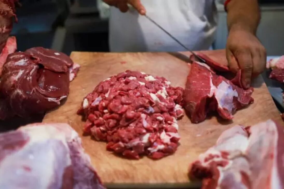 Incluso con pequeñas caídas mensuales, la carne bovina acumula inflación de más del 22% en 12 meses y seguirá siendo cara, porque las exportaciones siguen fuertes y el sacrificio de bueyes caerá hasta 2027