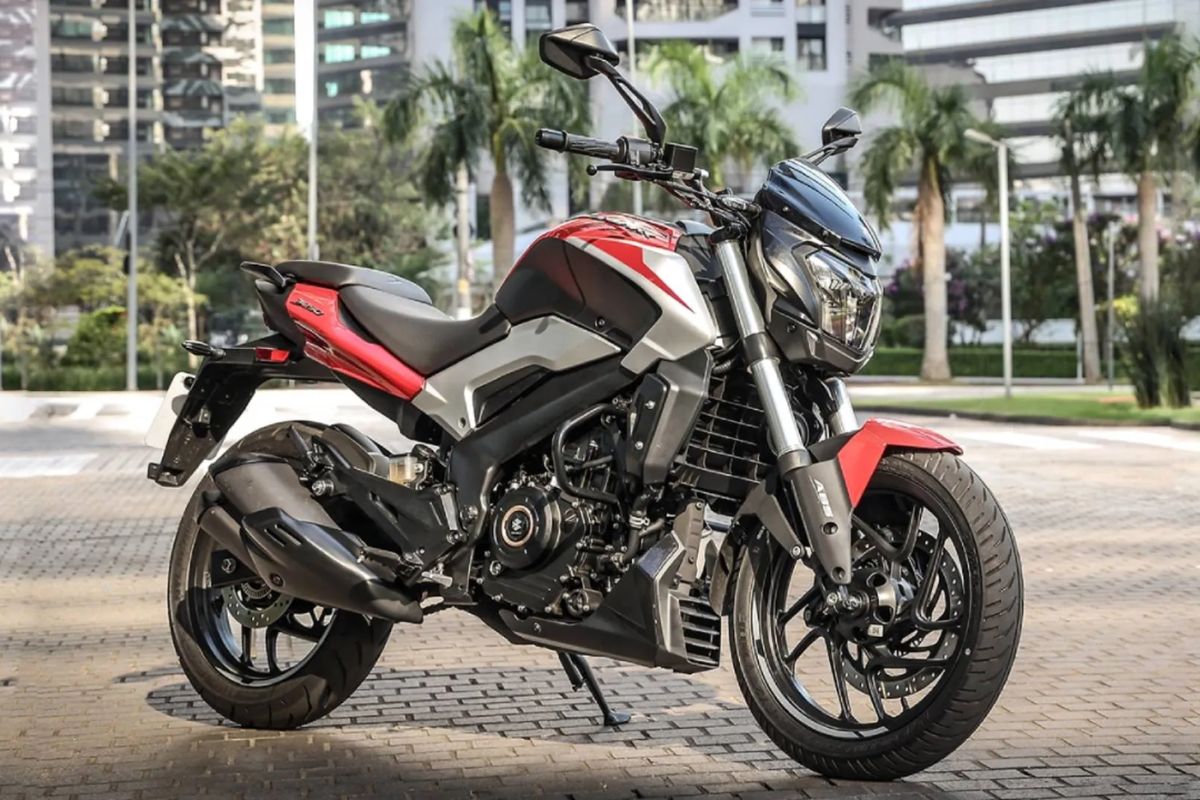 A Bajaj trouxe ao Brasil uma moto de 250 cc com preço de 23 mil reais e consumo de até 30 km/l, superando rivais mais caras e tradicionais.