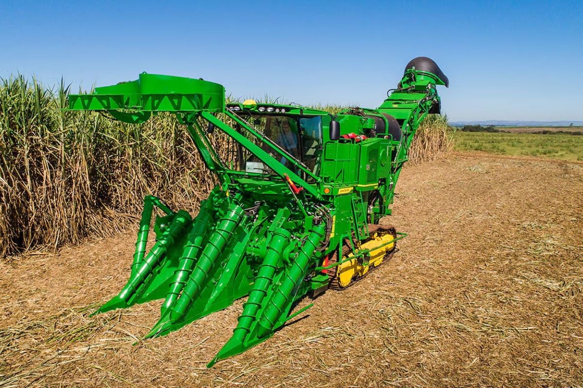 John Deere CH950 traz motor de 13,6 litros, revoluciona a colheita de cana com mais produtividade e até 30% de economia de combustível