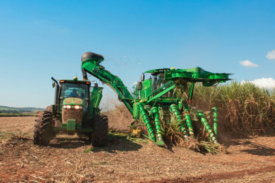 Motor gigante de 13,6 litros da John Deere CH950 sorprende produtores ao colher mais com até 30% menos combustível por tonelada
