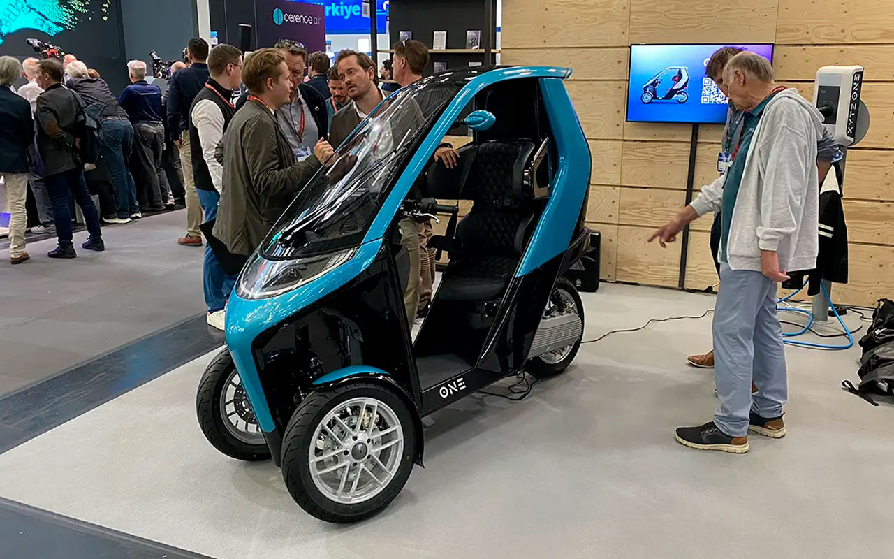 Nem carro, nem moto, esse triciclo elétrico com mais de 100 km de autonomia pode ser "dirigido" sem capacete, unindo a agilidade de um scooter ao nível de proteção de um carro
