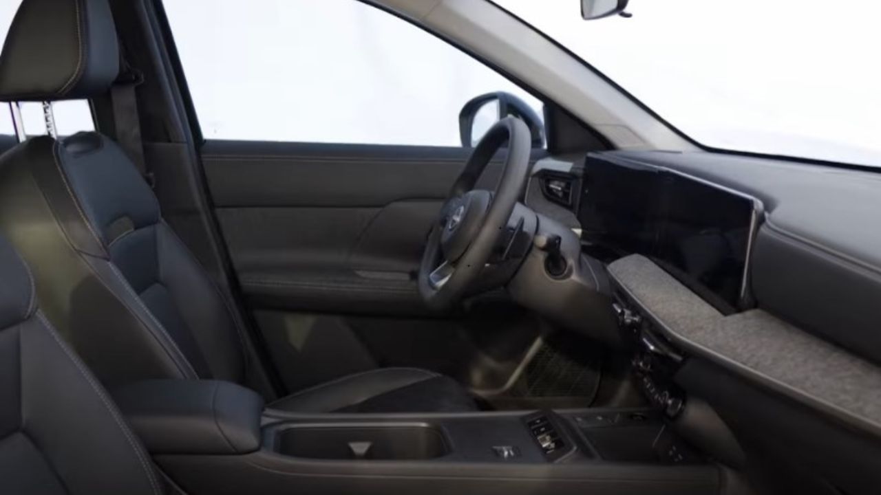Con un notable salto de calidad, el interior del Nissan Kicks 2025 se destaca por los materiales gomosos y acabado refinado, transmitiendo la percepción de un vehículo de categoría superior.