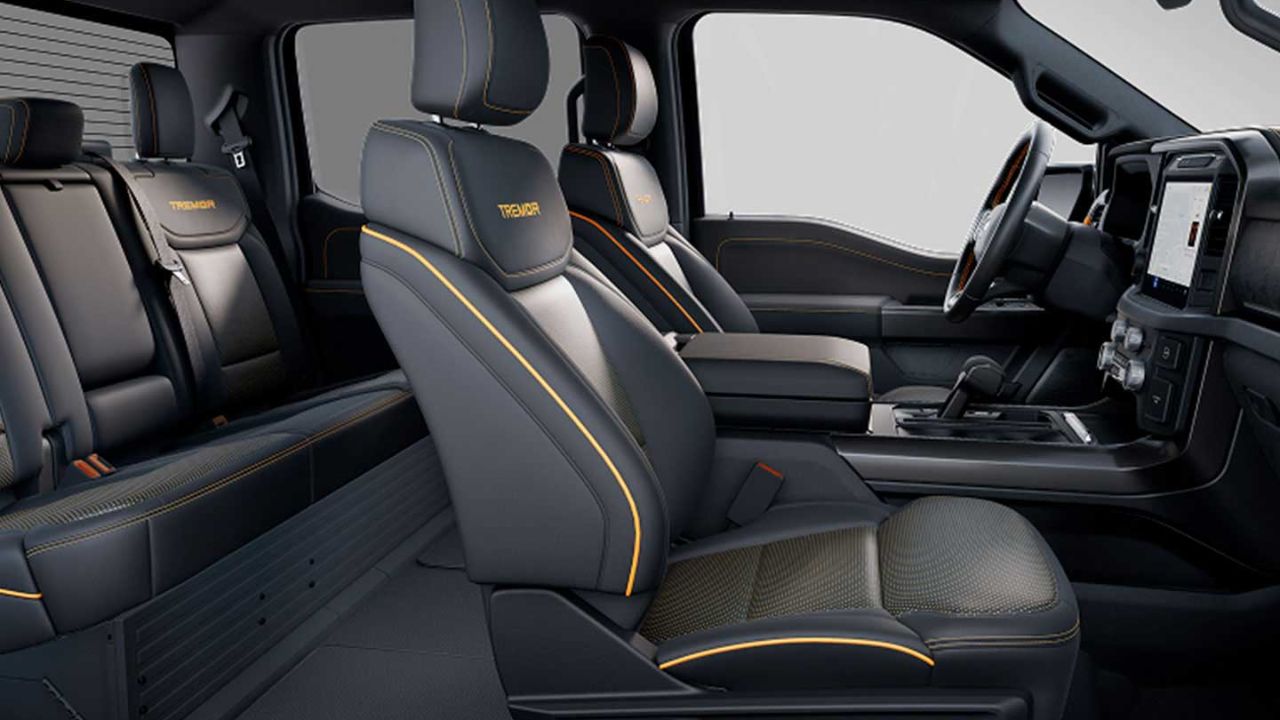 Con dimensiones monumentales y piso totalmente plano, el espacio interno de la Ford F-150 Tremor ofrece confort de sedán de lujo, especialmente para los ocupantes del asiento trasero.