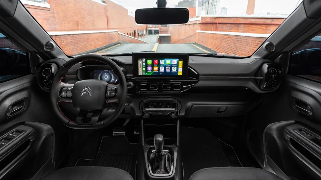 El interior del Citroën Basalt equilibra materiales simples con un paquete tecnológico moderno, destacándose por el generoso espacio para los pasajeros y por la dupla de pantallas digitales en el panel y en la central multimedia.