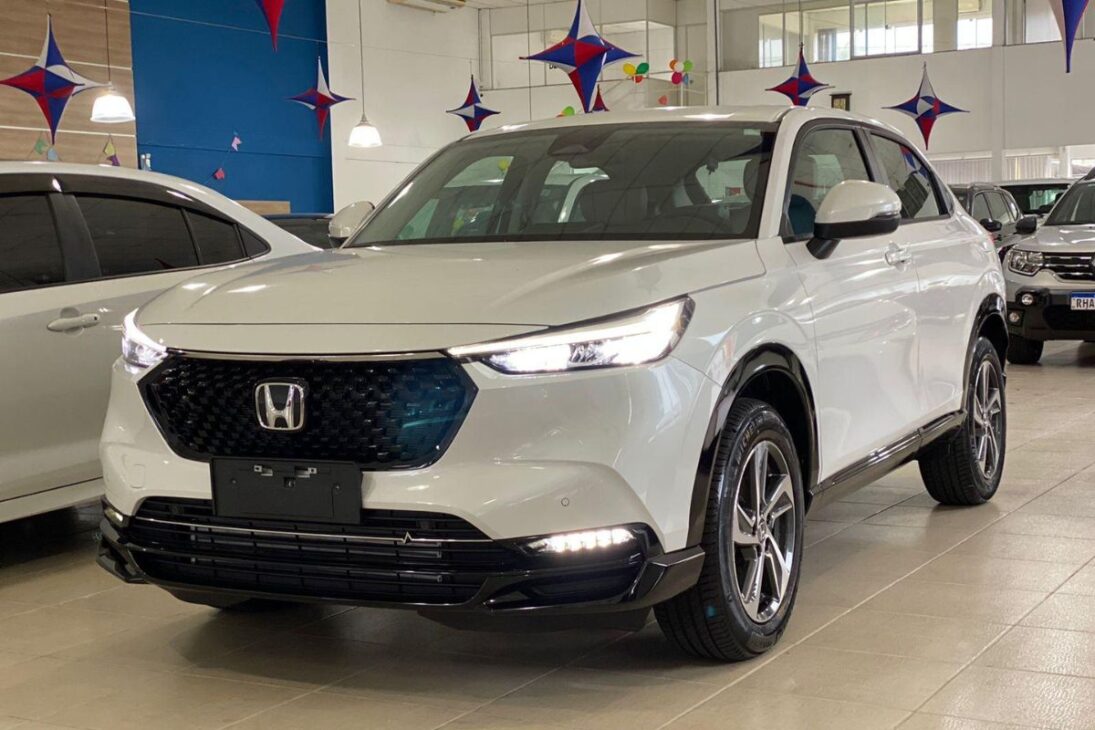 Novo Honda HR-V Touring custa R$ 204,9 mil, ganha 5% em consumo e longa lista de segurança, mas mantém eixo de torção e fica sem teto-solar