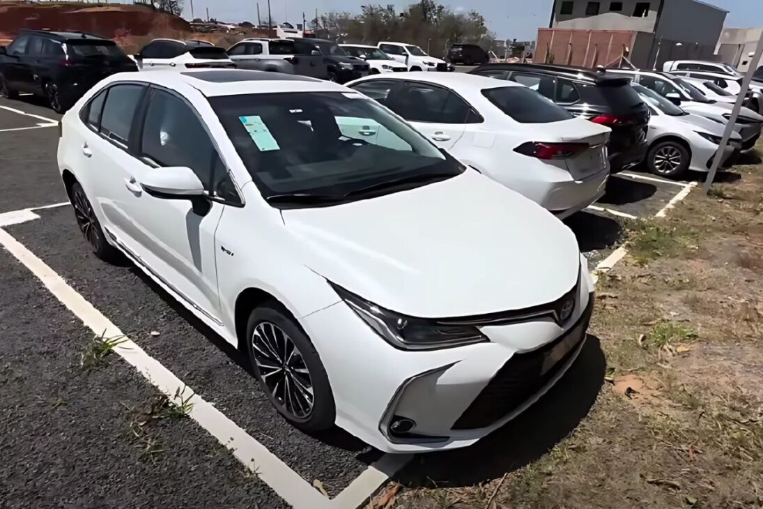 Nuevo Toyota Corolla Altis Hybrid 2026 en detalles: consumo de 17,5 km/l en la ciudad, 7 airbags, TSS completo y faltas que aún irritan, como cámara 360