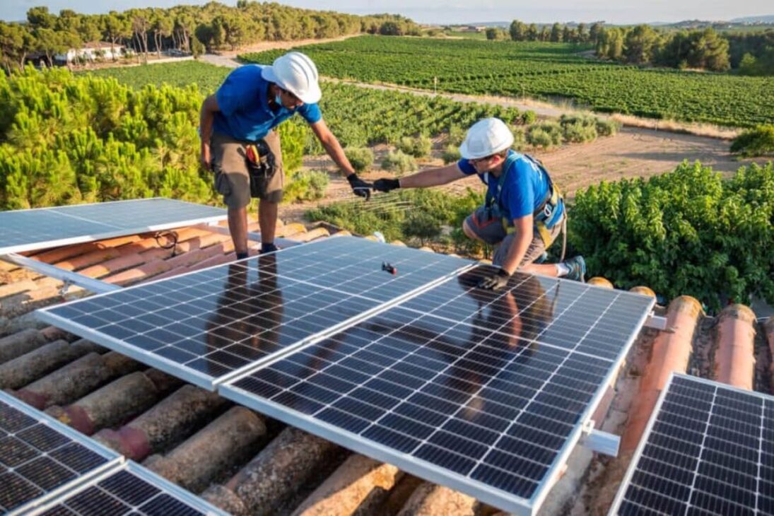 Brasil en 2025 ya remunera profesiones técnicas y prácticas sin diploma con salarios de hasta R$ 12 mil, impulsadas por sectores como energía solar, marketing digital y tecnología