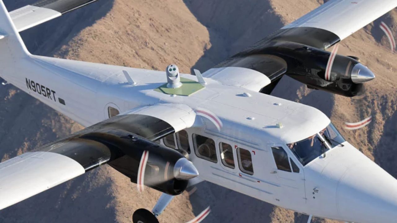 O fim do rádio? Teste com feixe de luz conecta avião a satélite e transmite dados a 1 Gbps, uma revolução para a comunicação militar