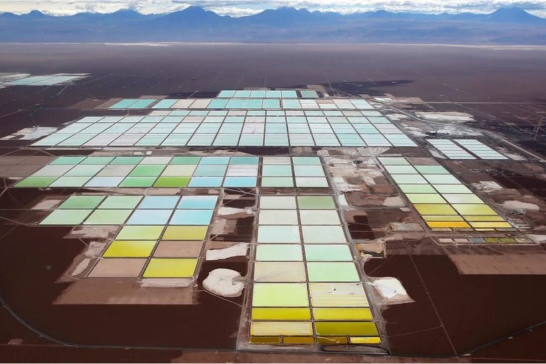 En los salares andinos de Chile, Argentina y Bolivia, el método predominante consiste en bombear salmueras subterráneas a tanques de evaporación al aire libre.