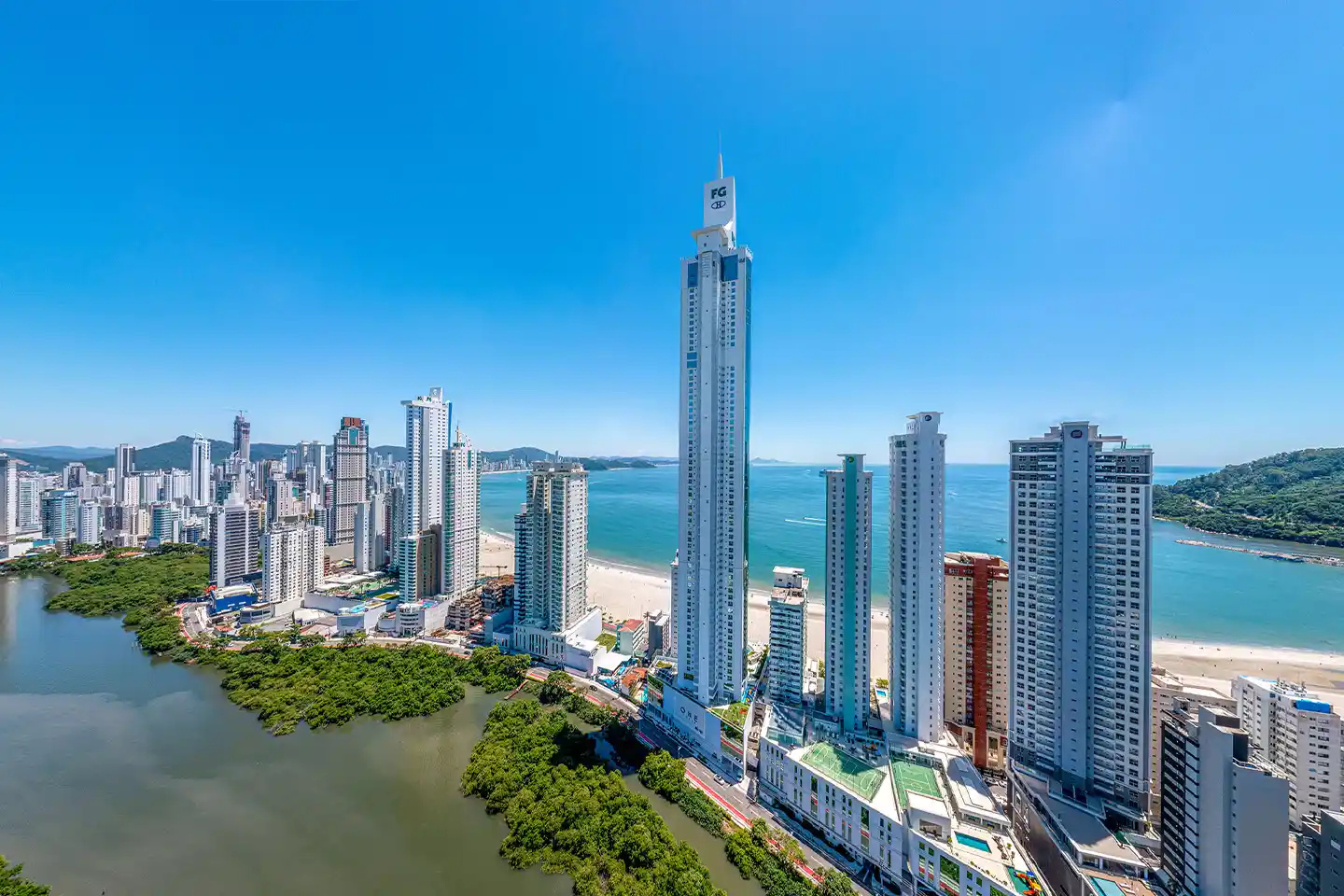 O maior prédio residencial do Brasil tem 290 metros e 84 andares: One Tower concentra luxo extremo, apartamentos de até R$ 20 milhões e virou símbolo da "Dubai brasileira"