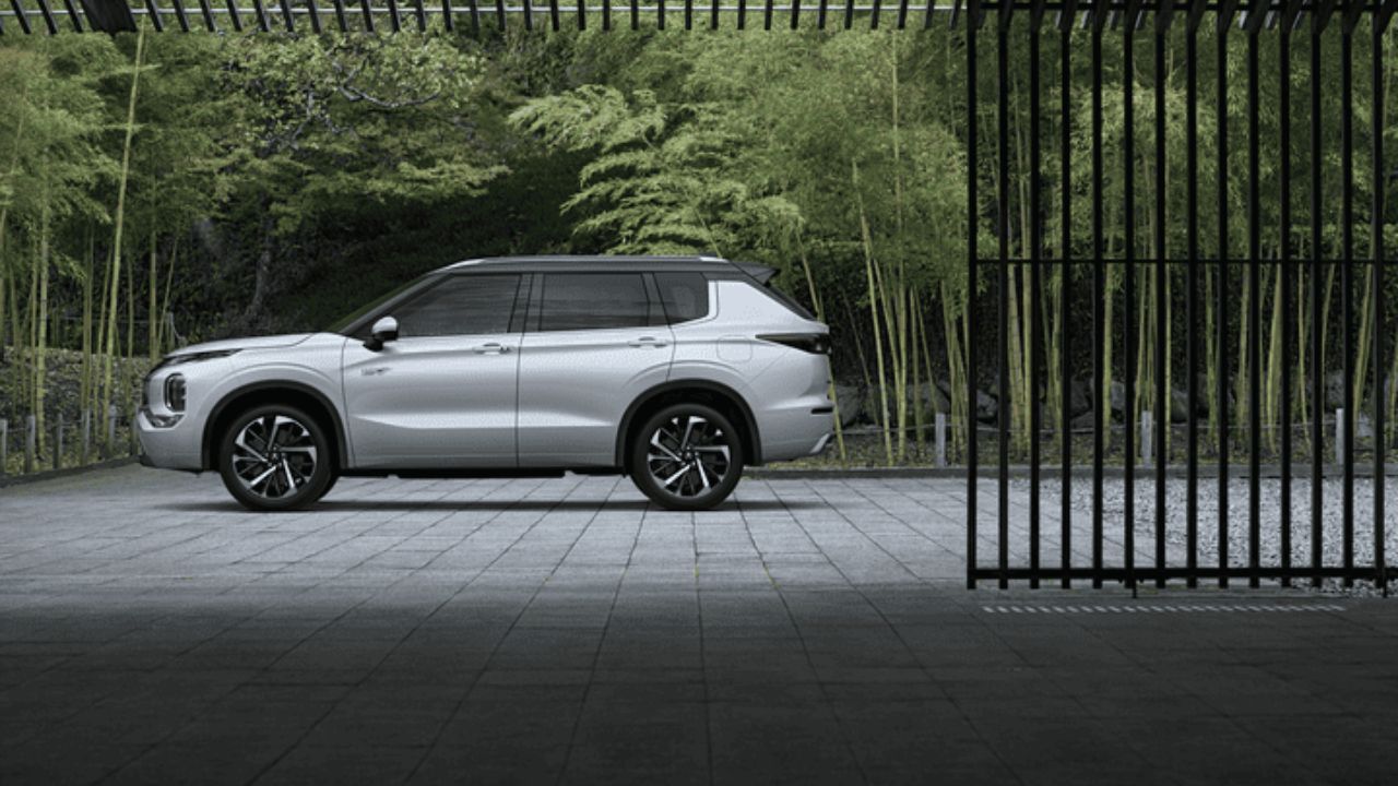 El Interior Se Enfoca En El Lujo Con Acabado En Dos Colores Y Un Robusto Paquete Tecnológico, Incluyendo 11 Airbags, Head-Up Display, Panel Digital Y Sistema De Sonido Premium De Bose.