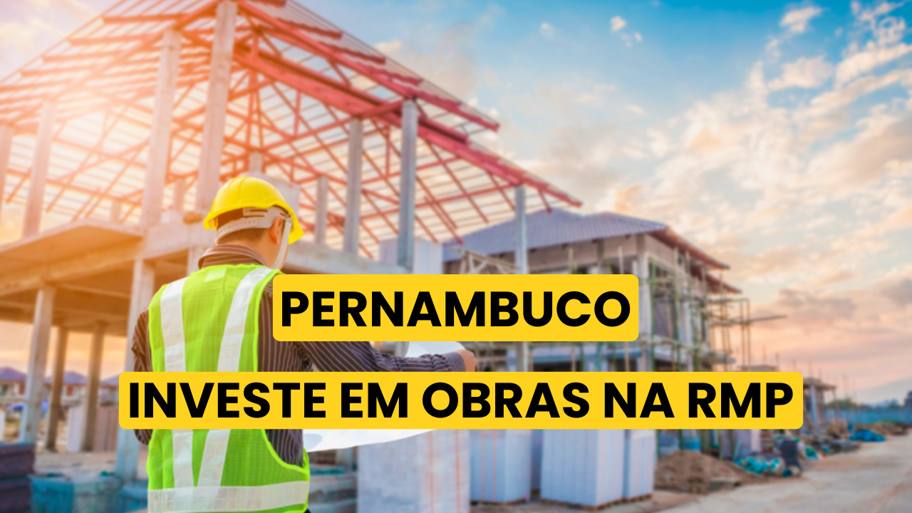 Homem de capacete amarelo e colete de segurança verde neon, segurando uma planta de projeto, em pé em um canteiro de obras de novas casas. Ao fundo, o pôr do sol.