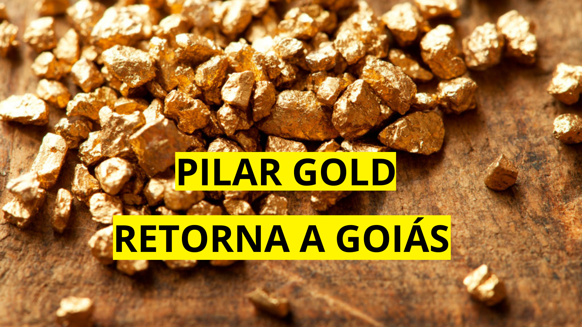 Pepitas de ouro brilhantes empilhados em uma superfície de madeira