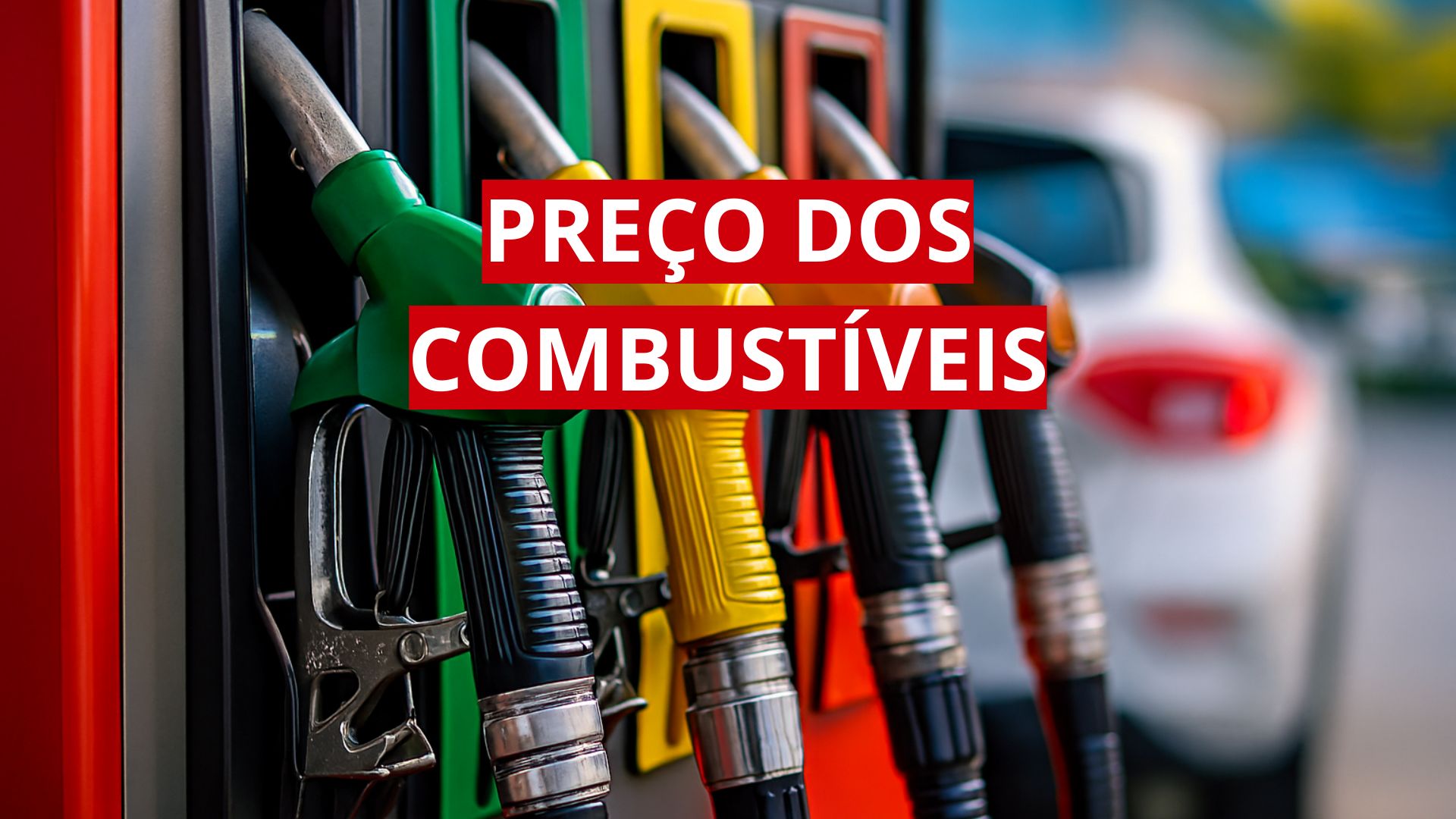 Nozzles de gasolina, etanol e diesel em bomba de combustível colorida, com carro desfocado ao fundo.