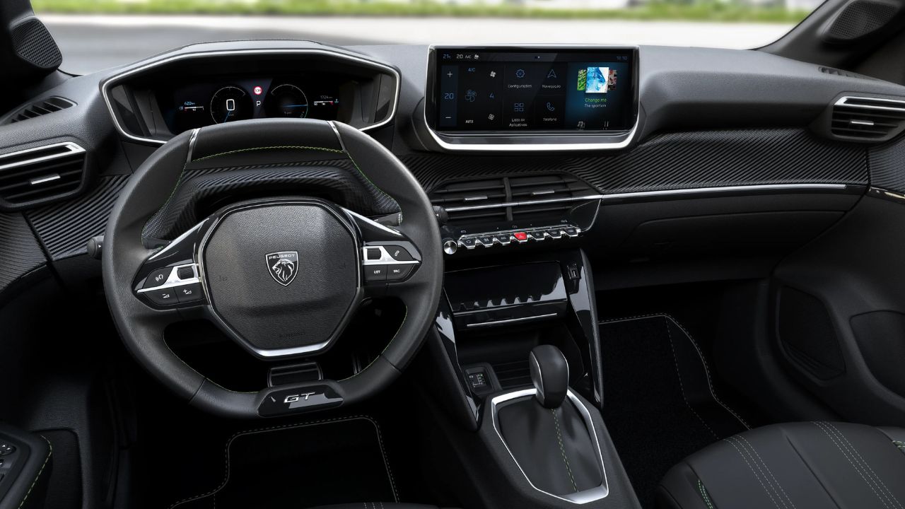 La cabina del Peugeot 208 GT Hybrid une diseño y tecnología a través del exclusivo i-Cockpit con panel 3D, acabado deportivo con detalles en verde y un amplio techo panorámico, creando un ambiente moderno y sofisticado.