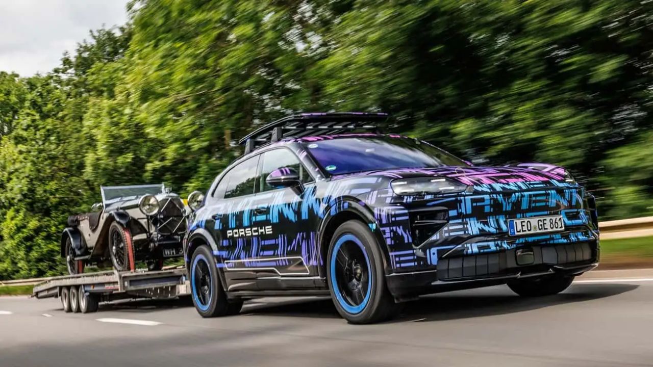 Porsche Cayenne elétrico chega em 2026 com som artificial de V8, unindo tradição e inovação em carros elétricos.