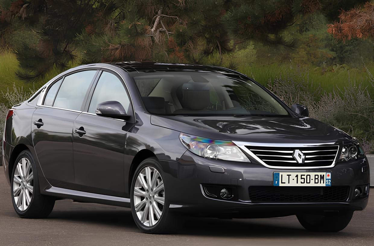 O sedã premium Renault que tentava ser rival de Accord e Fusion, mas sumiu das ruas mesmo oferecendo motor 3.0 V6 de 240 cv e 700 km de autonomia