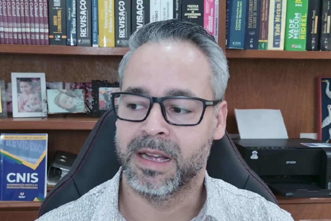 En la ADI 2111, que trata de la aplicación de la revisión tras un cambio de entendimiento del STF, el ministro Nunes Marques abrió divergencia contra los jubilados, seguido por Alexandre de Moraes y Cármen Lúcia. 