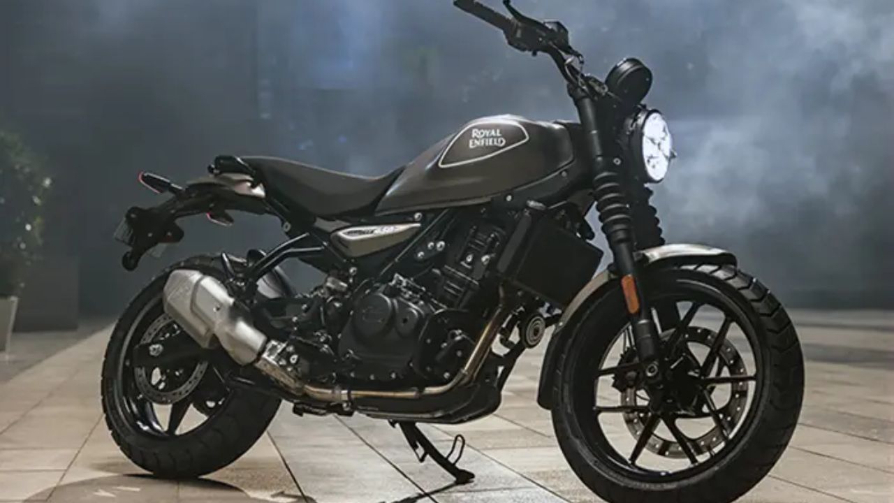 Con un diseño minimalista de inspiración flat-track, la Royal Enfield Guerrilla 450 combina el clásico faro redondo de LED con líneas modernas y una postura ágil, creando una identidad visual urbana y rebelde.