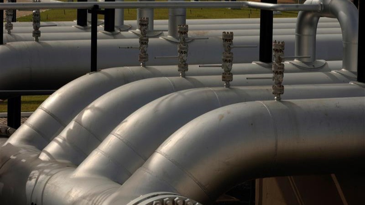 Tubulações industriais de gás com válvulas metálicas em ambiente externo