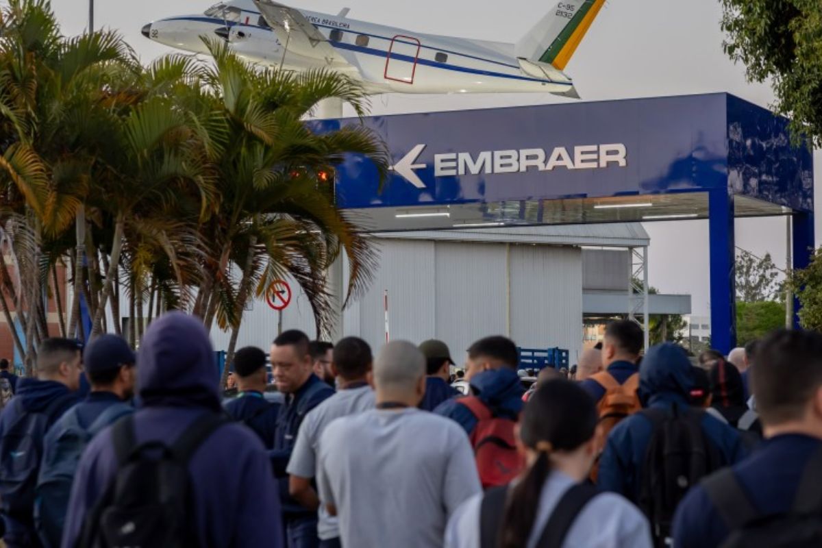 Trabalhadores da Embraer em São José dos Campos entram em greve pedindo reajuste salarial de 11% e vale-alimentação de R$ 1 mil, após proposta da Fiesp ser rejeitada.