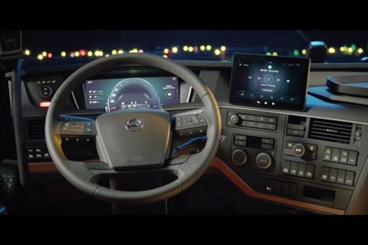 Volvo FH 540 com motor D13K entrega torque alto, menor consumo em rotas longas e eficiência com a transmissão I-Shift integrada ao I-See.