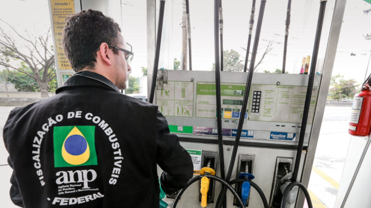 ANP inicia consulta pública para revisar resolução que regula a divulgação de preços de derivados e biocombustíveis. Propostas incluem mais transparência, histórico de valores e novas regras para fornecedores atacadistas. Fonte: Portal Gov.BR