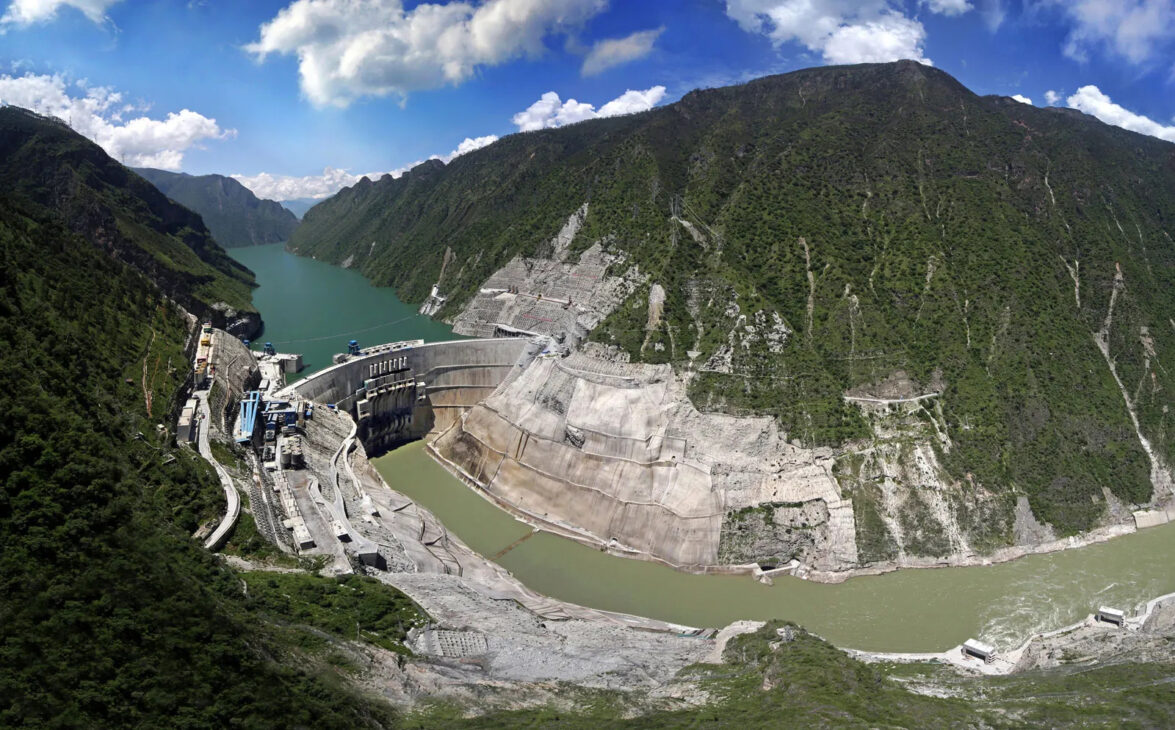 La represa más alta del mundo se encuentra en China: Jinping-I tiene 305 metros de altura, supera a las Tres Gargantas, asegura 7,7 mil millones de m³ de agua y desafía los límites de la ingeniería