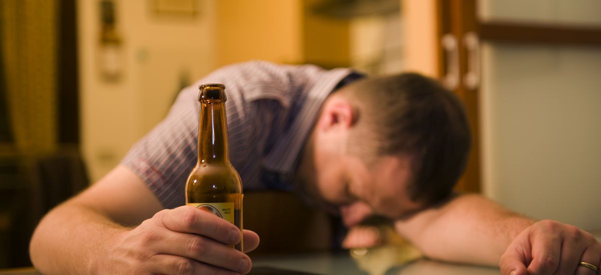 Circulou nas redes sociais que governo federal paga R$ 1.518 a trabalhadores com problemas com álcool. INSS e órgãos oficiais desmentem: não existe novo benefício automático.