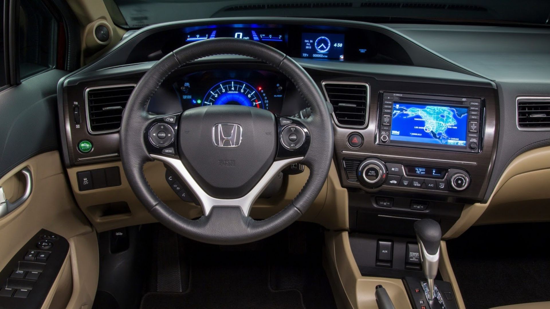 Carros usados Cruze, Jetta, Civic, Corolla e HR-V lado a lado em cenário urbano.