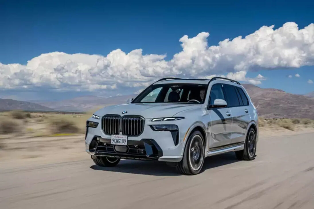 Descubre el nuevo BMW X7 xDrive40i M Sport, que acaba de llegar a Brasil. Com motorização híbrida de 381 cv, diseño audaz y tecnología de punta, el SUV ofrece lujo y rendimiento excepcionales.