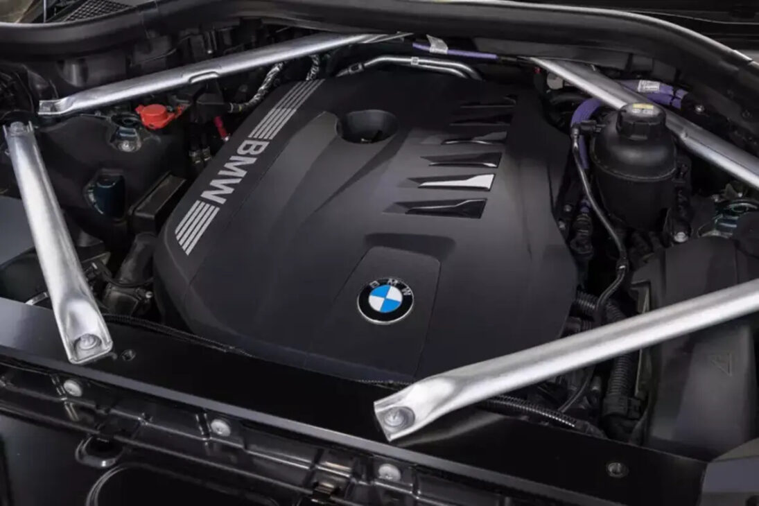 Descubre el nuevo BMW X7 xDrive40i M Sport, que acaba de llegar a Brasil. Con motorización híbrida de 381 cv, diseño audaz y tecnología de punta, el SUV ofrece lujo y rendimiento excepcionales.