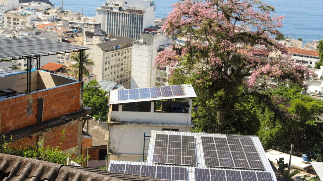 Paineis solares ocupam bairros no Brasil, tornando a energia solar uma alternativa limpa, acessível e comunitária. Saiba como escolas, cooperativas e moradores estão transformando a relação com a eletricidade. Fonte: RioOnWatch