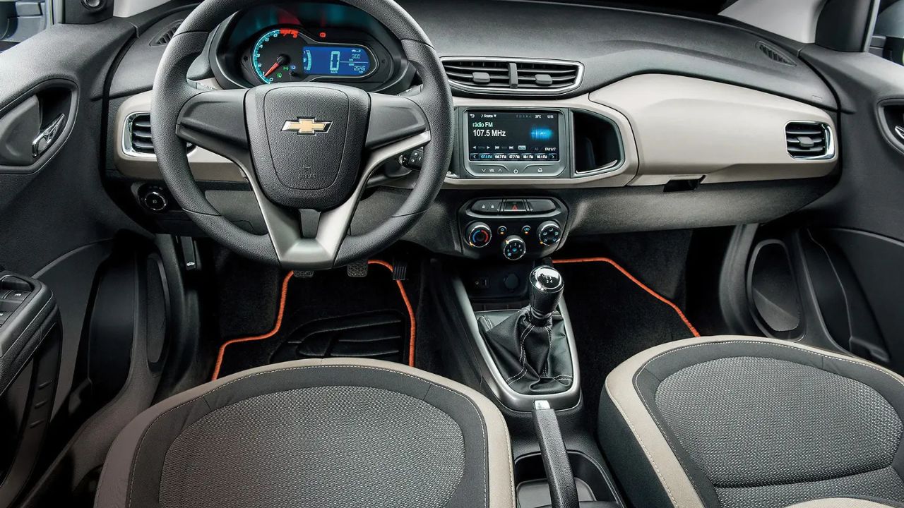 Descubra 5 carros usados com bom porta-malas que custam até R$ 45 mil. Veja modelos acessíveis e espaçosos ideais para viagens e o dia a dia.