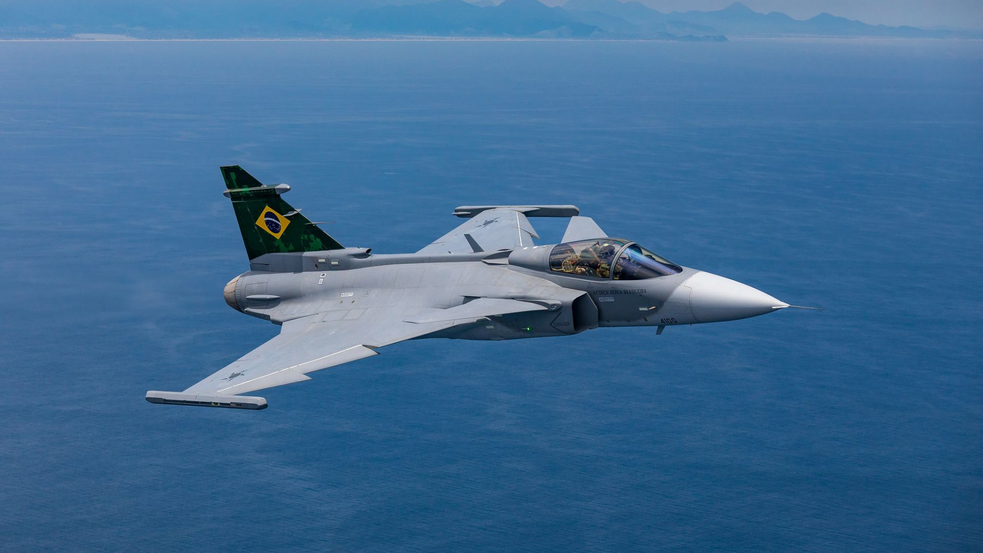 Caças Gripen usados alinhados em pista da FAB durante crise de defesa aérea.