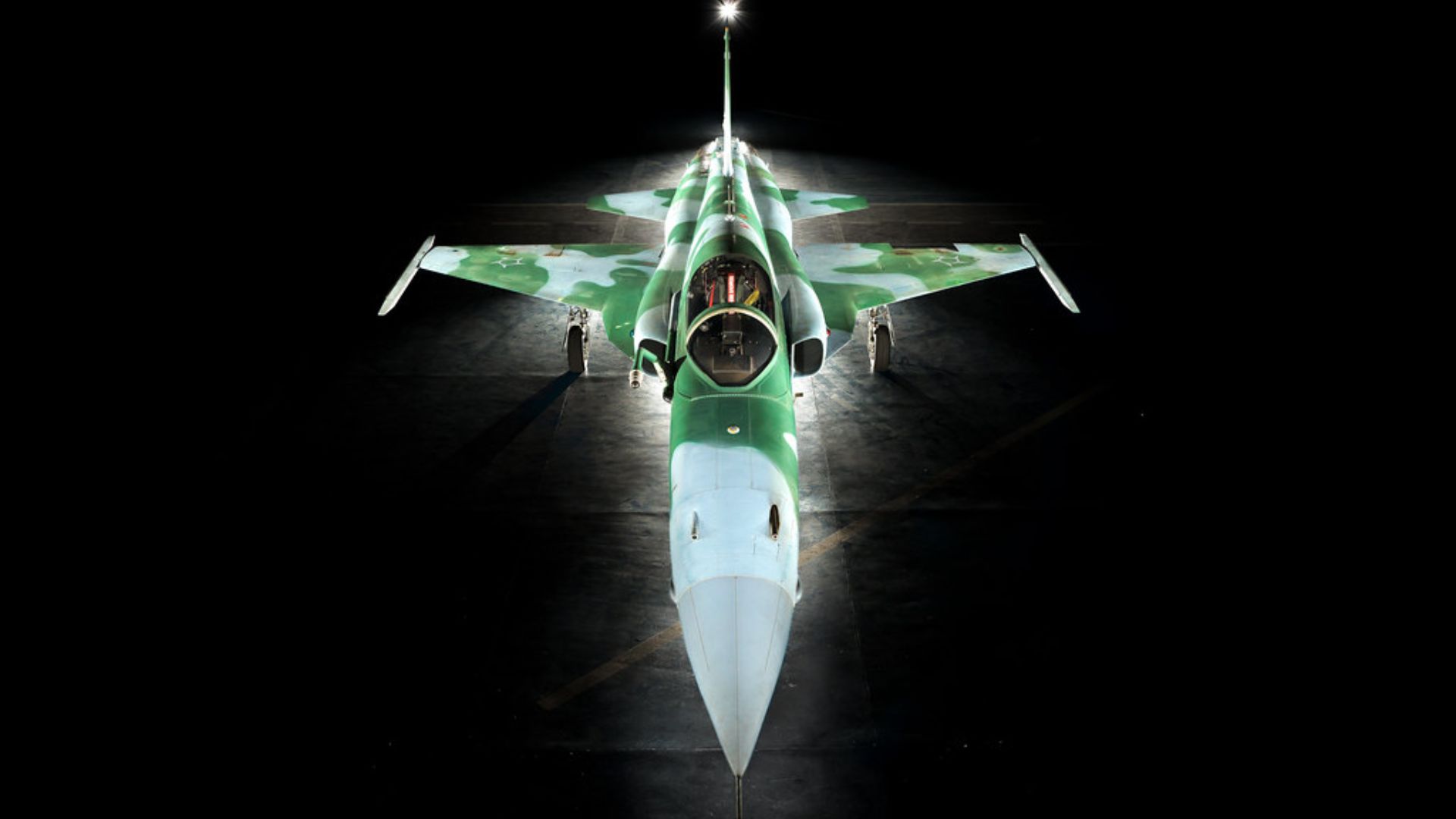 Oficiais da FAB em sala de aula durante programa de formação em parceria com a FGV.