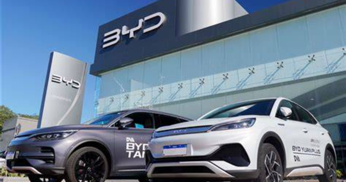 La BYD enfrenta un impedimento en el puerto de Salvador que retrasa su fábrica en Camaçari y puede llevar a vacaciones colectivas antes de que inicie la producción.