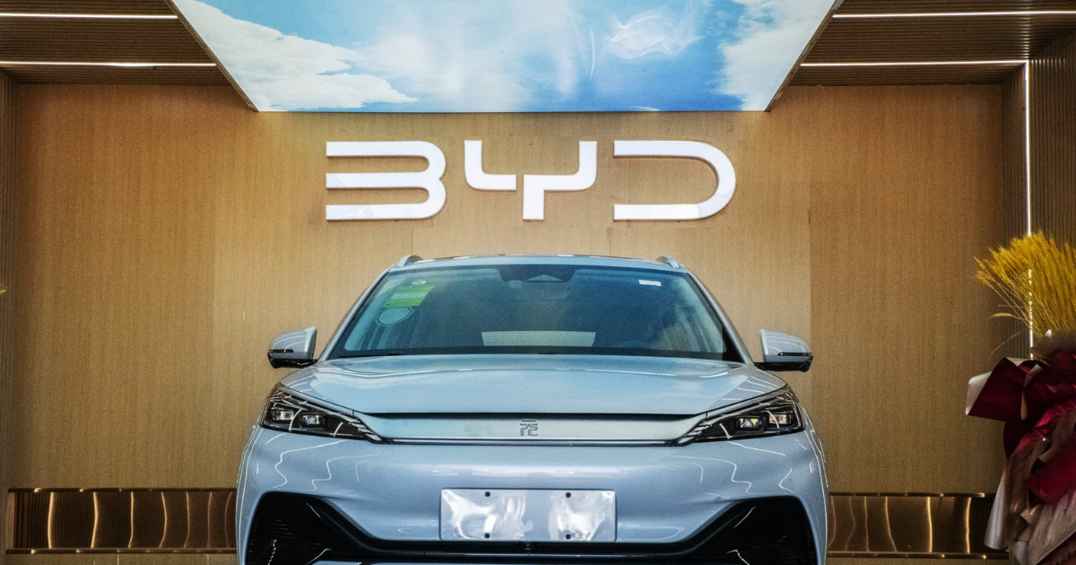 China lidera los coches eléctricos accesibles mientras que las montadoras europeas retroceden a SUVs y sedanes de lujo. El mercado vive un giro histórico.