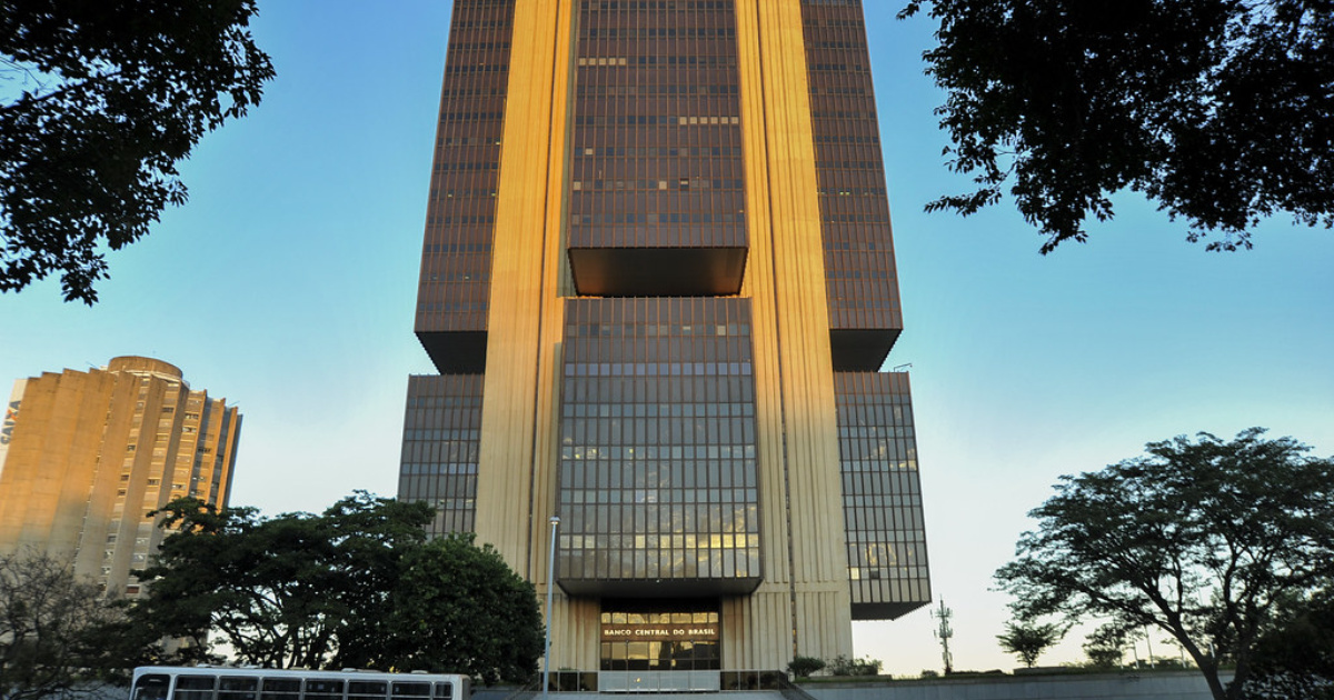 Banco Central revela déficit récord de las empresas estatales en julio y deuda bruta del gobierno sube a 77,6% del PIB. Entienda los impactos fiscales.