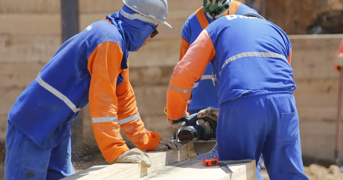Trabajadores nordestinos denuncian abandono en Franca (SP), sin salario y en alojamientos insalubres, tras la suspensión de la obra de un hospital.