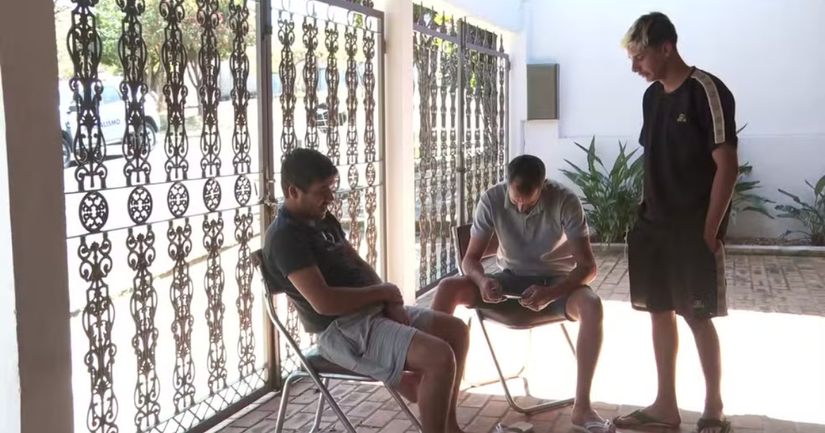 Trabajadores nordestinos denuncian abandono en Franca (SP), sin salario y en alojamientos insalubres, tras la suspensión de la obra de un hospital. (Foto: Reprodução/EPTV)