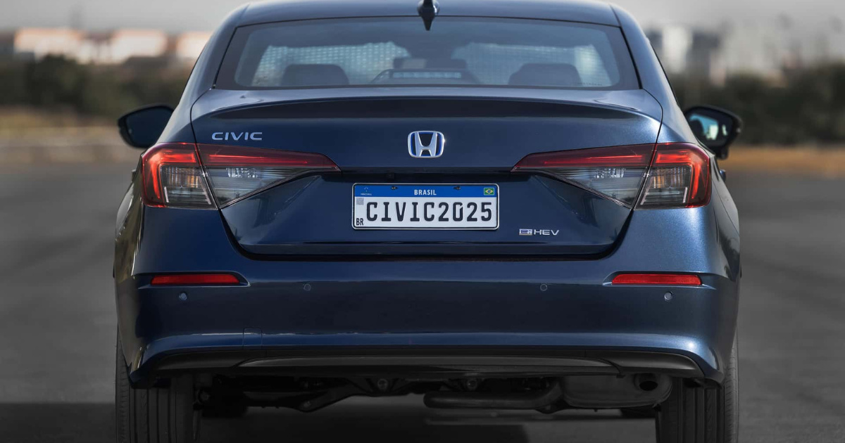 Honda Civic 2026 llega a Brasil con motor híbrido 2.0, Google integrado, autonomia de até 1.000 km e preço mantido em R$ 265.900. (Foto: honda)