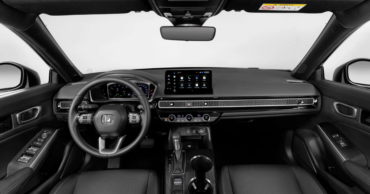 Honda Civic 2026 llega a Brasil con motor híbrido 2.0, Google integrado, autonomia de até 1.000 km e preço mantido em R$ 265.900. (Foto: honda)